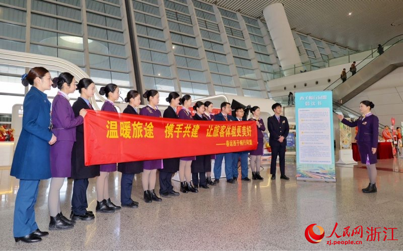 杭州客運段、杭州站和杭港地鐵的青年志願者們成立了“西子暢行同盟”。人民網 秦銘澤攝