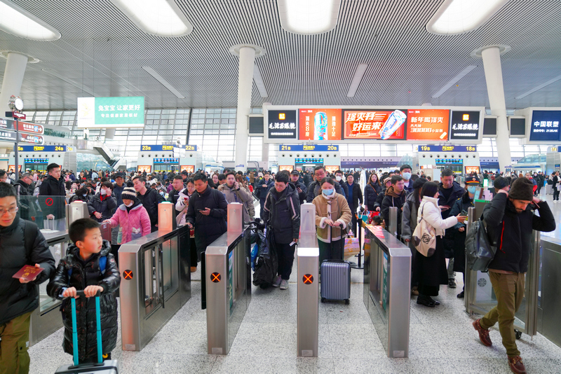 在杭州東站，旅客踏上回家路。湯鑫嚴攝