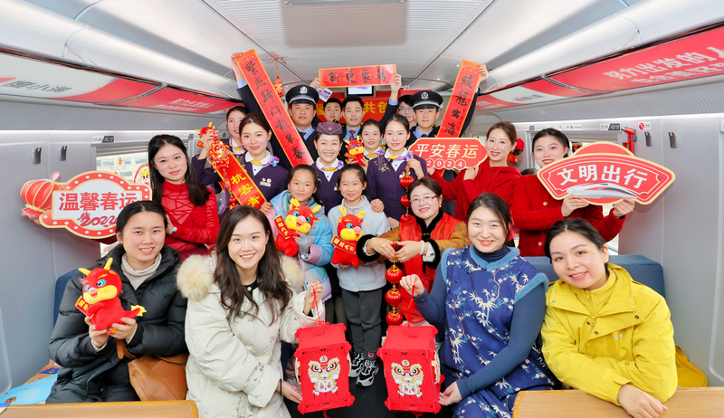 在杭州東開往蒼南的G7467次列車上，乘務員與旅客們互動。周圍攝