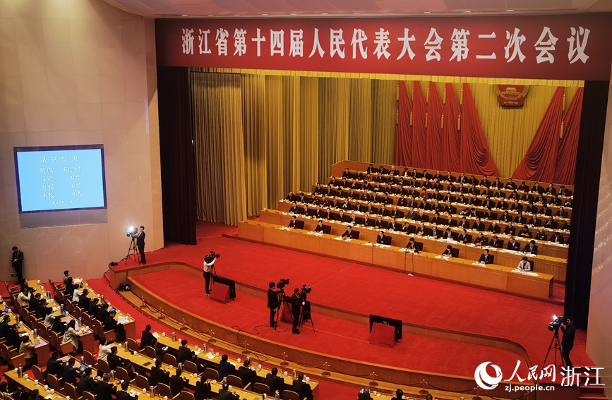 浙江省十四屆人大二次會議圓滿完成各項議程，在杭州勝利閉幕。人民網記者 張帆攝