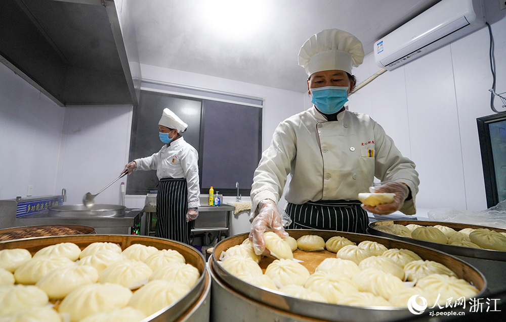 在浙江省慈溪市觀海衛鎮，工作人員在准備愛心早餐。人民網 章勇濤攝