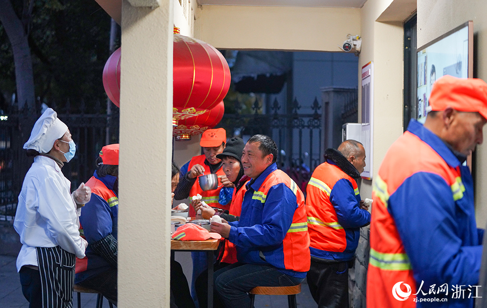 在浙江省慈溪市觀海衛鎮，環衛工人吃上愛心早餐。人民網 章勇濤攝