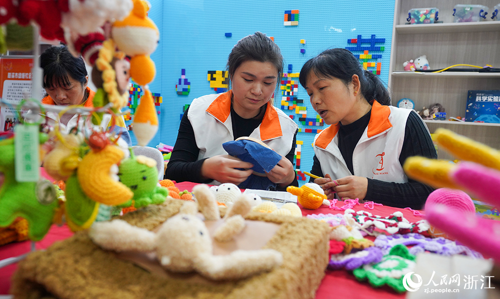 在浙江省慈溪市觀海衛鎮助聯體服務站，“袋鼠繡娘”在進行手工編織。人民網 章勇濤攝