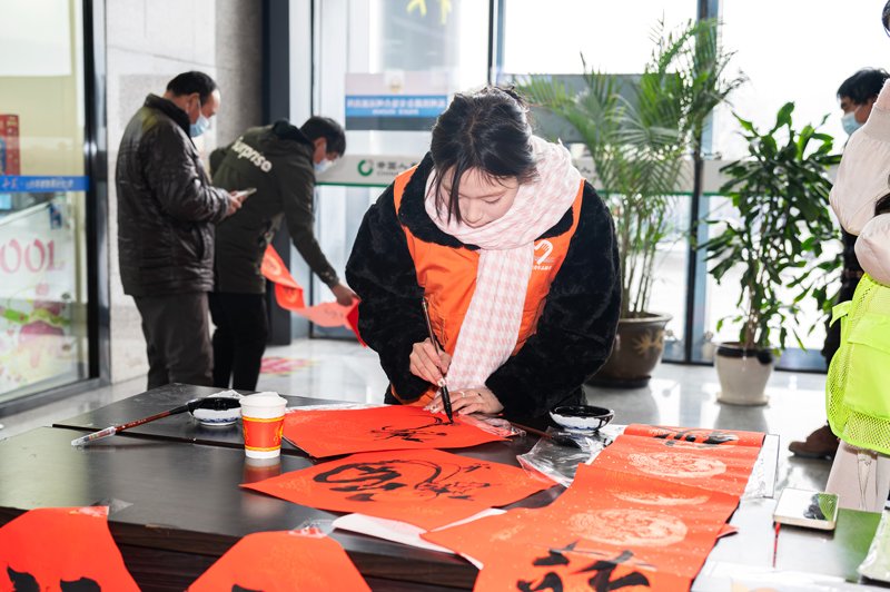 台州市黃岩區團委組織青年書法家參與寫對聯、送“福”字活動。台州市委宣傳部供圖