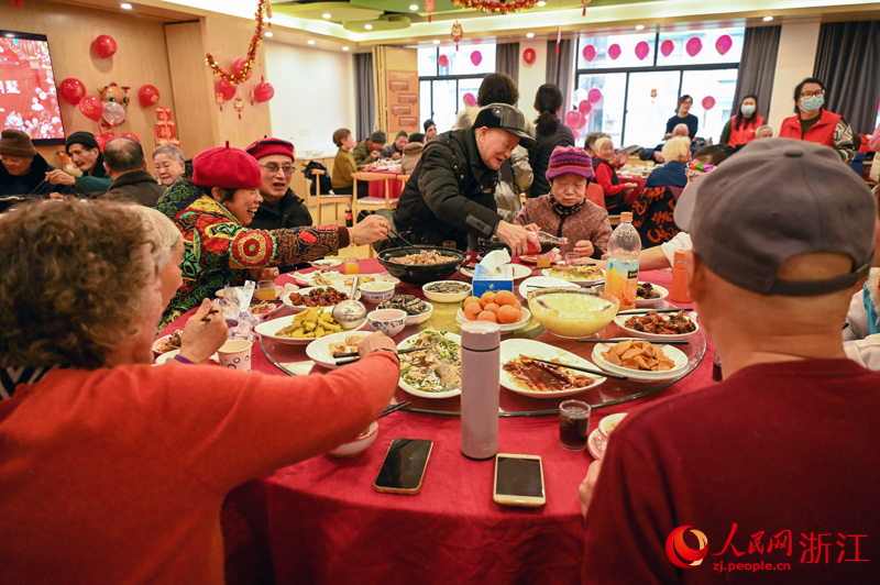 杭州：这顿公益年夜饭“烧”了15年