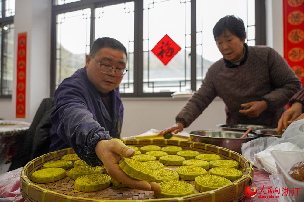 2月3日，在浙江省余姚市鹿亭乡，村民在制作松花团子。人民网 章勇涛摄