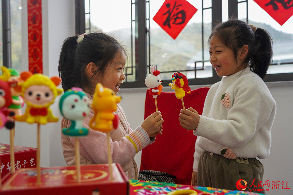 2月3日，在浙江省余姚市鹿亭鄉，小朋友在玩彩泥玩偶。人民網 章勇濤攝