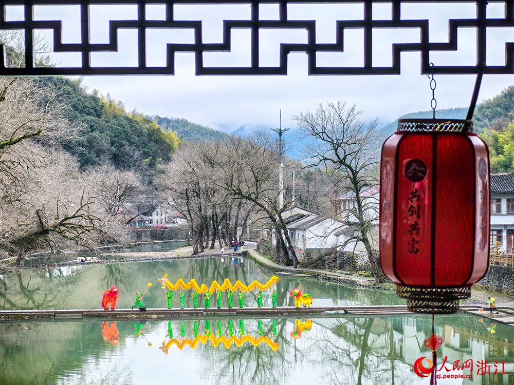 2月3日，在浙江省余姚市鹿亭鄉的溪道汀步橋上，舞龍舞獅精彩上演。人民網 章勇濤攝