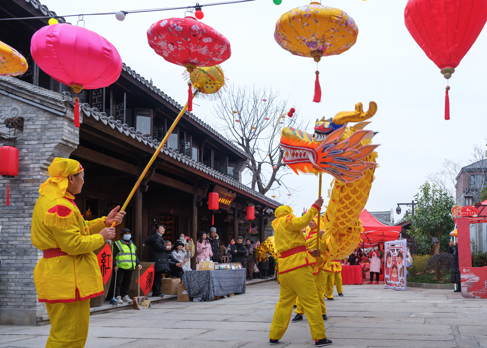 路北街道隆湖社区的民间舞龙队在路桥十里长街及各镇（街道）进行巡游表演。林继德摄