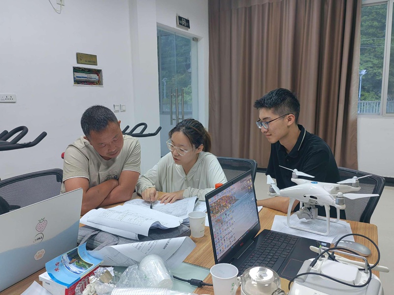 调研团队进行数据收集。遂昌县委宣传部供图