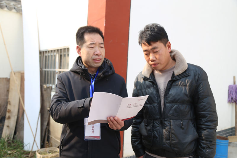勞務專員代國武（左）向村民阿江波介紹江北企業。江北區委宣傳部供圖
