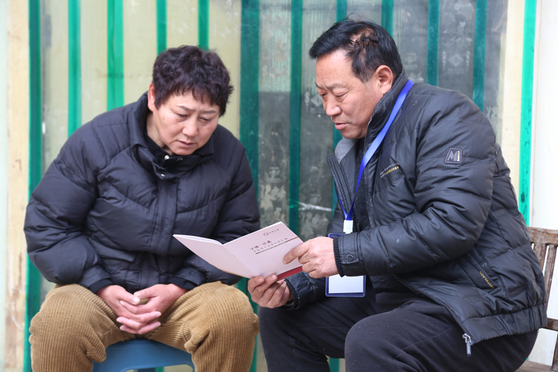 勞務專員吉朝軍（右）到村民家宣傳江北企業。江北區委宣傳部供圖