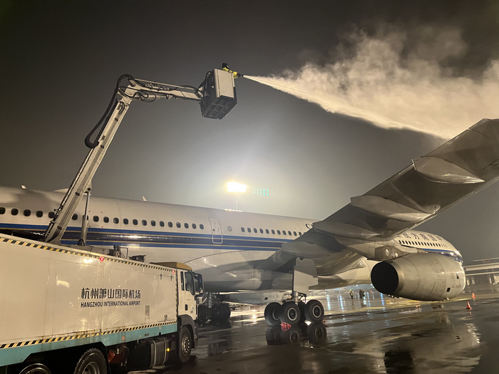 機場正在進行除冰作業。杭州蕭山機場供圖