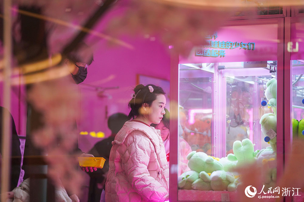 浙江省台州市黃岩區一商場內年味濃濃，市民在休閑購物。人民網 章勇濤攝