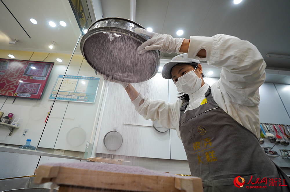在浙江省余姚市梁弄镇，制糕师黄薇在制作梁弄大糕。人民网 章勇涛摄