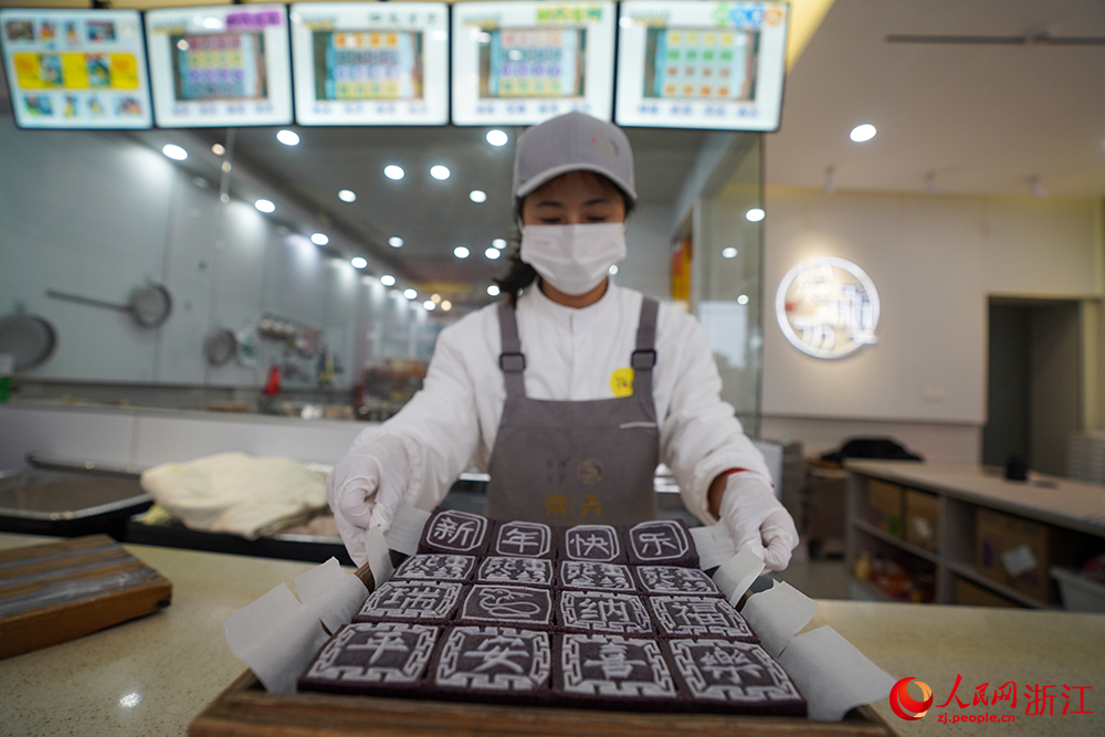 在浙江省余姚市梁弄鎮，制糕師黃薇在制作梁弄大糕。人民網 章勇濤攝