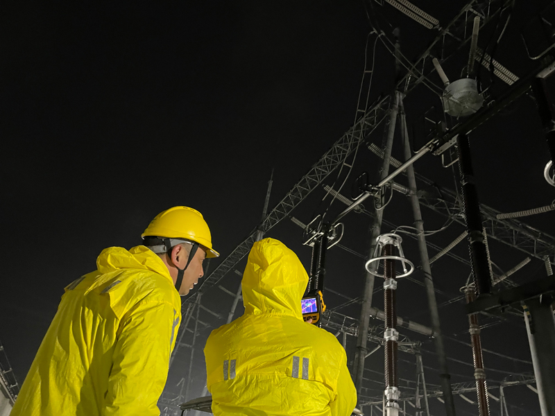 浙江绍兴供电公司员工在融冰期间对变电站设备进行红外监测。卓旺权摄
