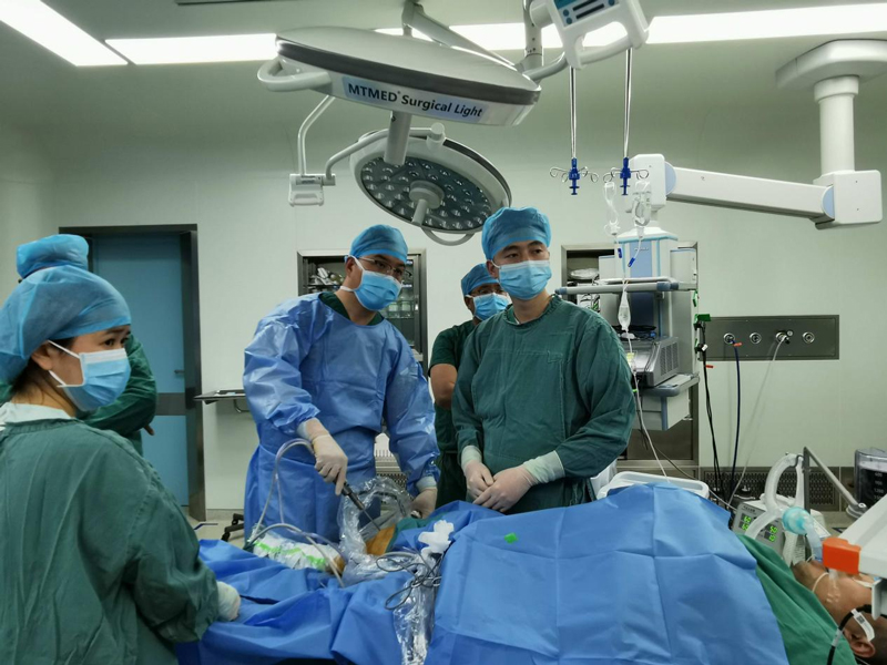 苗帅（右三）在手术中执行主刀。受访者供图