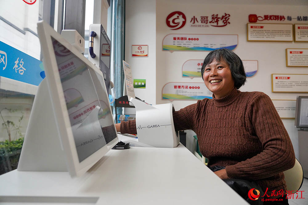 在浙江省绍兴市柯桥区柯岩街道鲁镇社区，老年人在使用医用电子血压仪。人民网 章勇涛摄