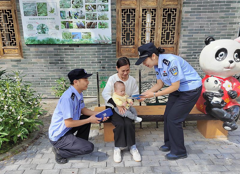 从警25年，刘琼始终在基层，用实际行动践行人民警察的誓言。庆元公安供图