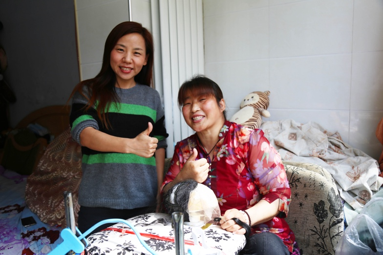 刘云飞带领村庄女性做假发。受访者供图