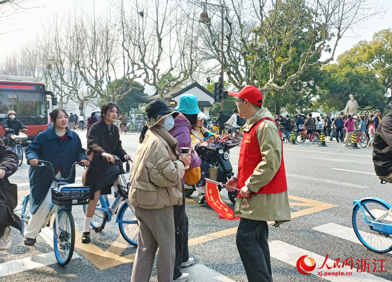 志愿者对游客进行交通劝导工作。人民网 刘欣蔚摄