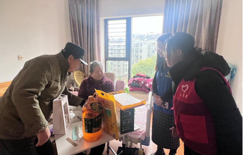 志願者們與老人聊家常、談生活。南京銀行杭州濱江科技支行供圖