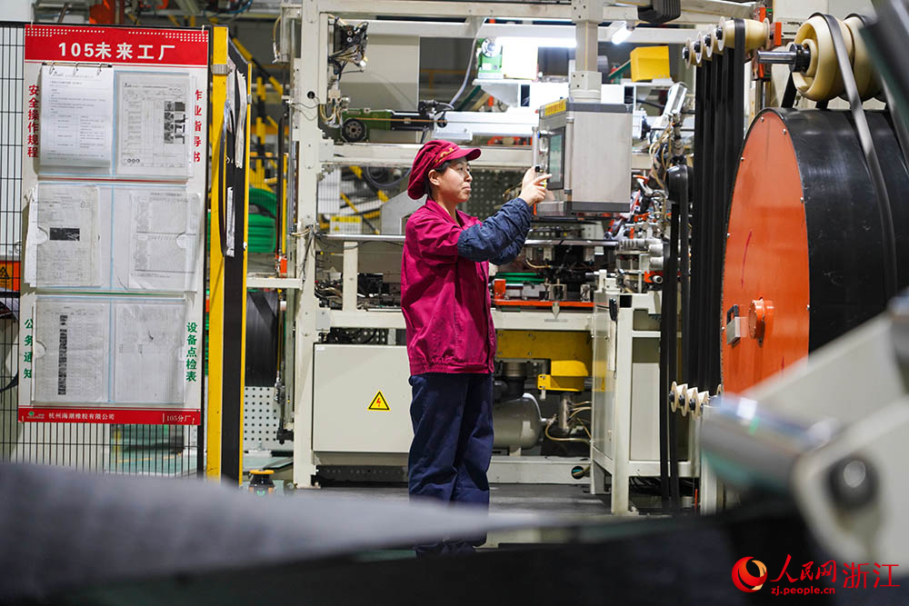 工人在位于杭州市钱塘区的中策橡胶5G+智慧轮胎工厂里有条不紊地忙碌着。人民网 章勇涛摄