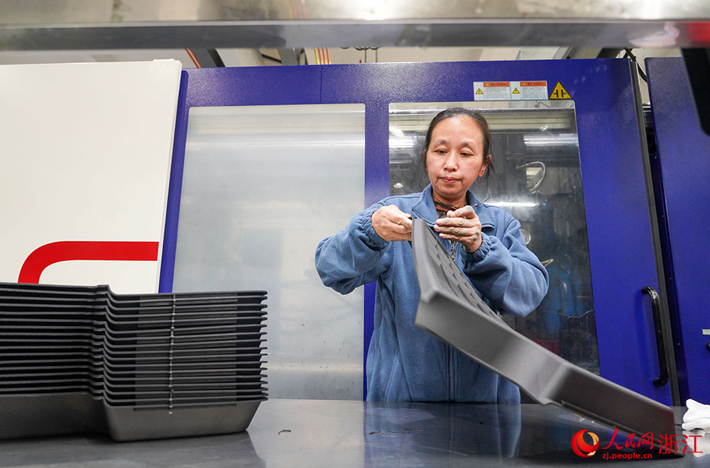 在浙江省台州市黄岩区江口街道一家汽车零配件工厂，工人在车间里忙碌着。人民网 章勇涛摄