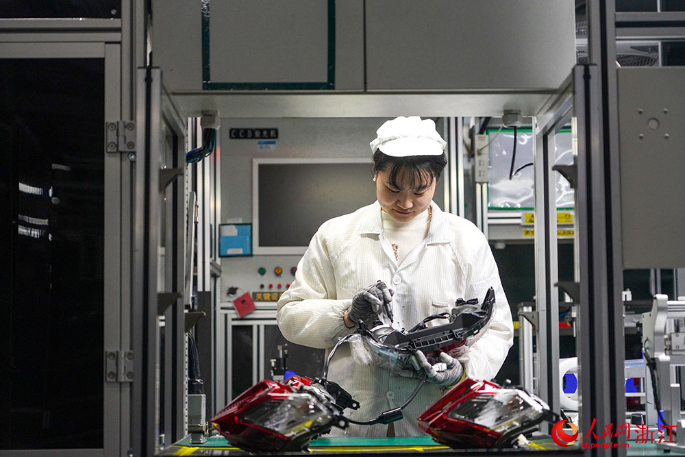 在浙江省台州市黄岩区新前街道一家汽车零配件工厂，工人在车间里忙碌着。人民网 章勇涛摄