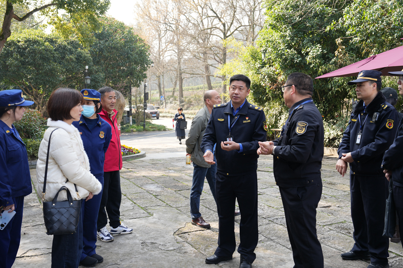 西湖景区综合行政执法队负责人围绕春茶采销“综合查一次”工作开展部署。杭州西湖风景名胜区管理委员会供图
