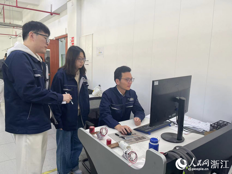 聯合創新中心內，鄭耀賢正在帶著兩名碩士研究生做實驗。人民網記者 王麗瑋攝