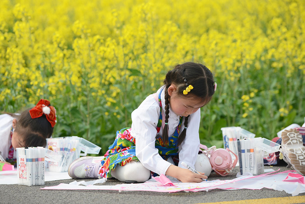 孩子们在花海中作画。甬江街道供图