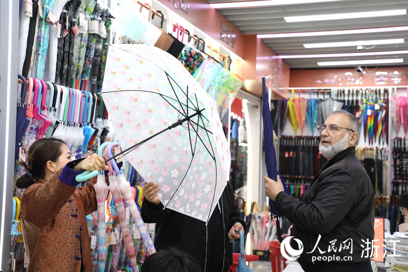 外国客商在张吉英的店铺采购商品。人民网 方彭依梦摄