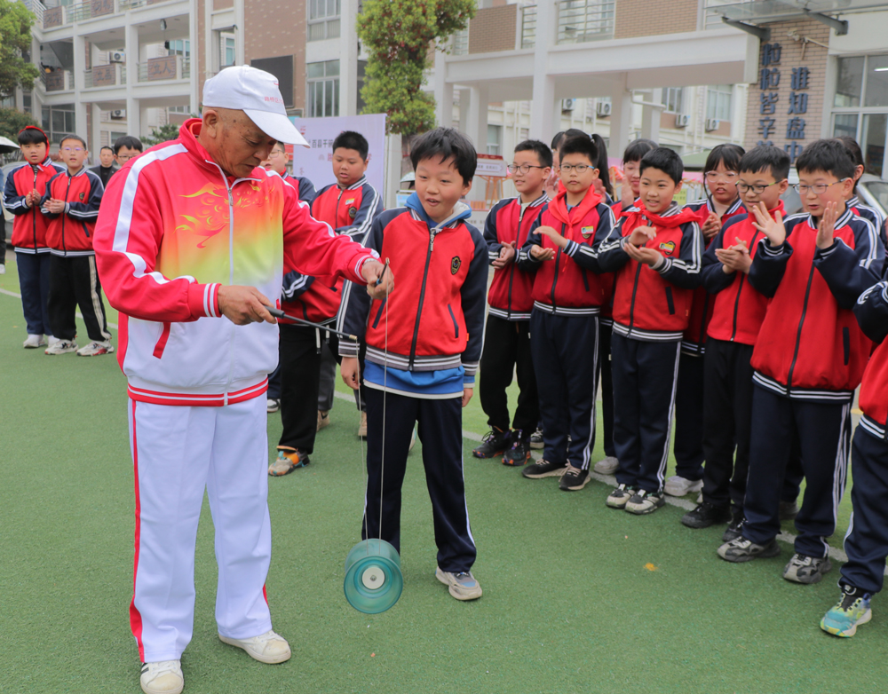 学生们在非遗传人的指导下，近距离接触非遗技艺。徐蒙摄