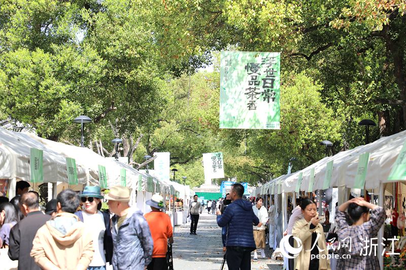 “春山集·茶文化市集”聚集了80多家和茶文化相关的摊主。人民网 方彭依梦摄