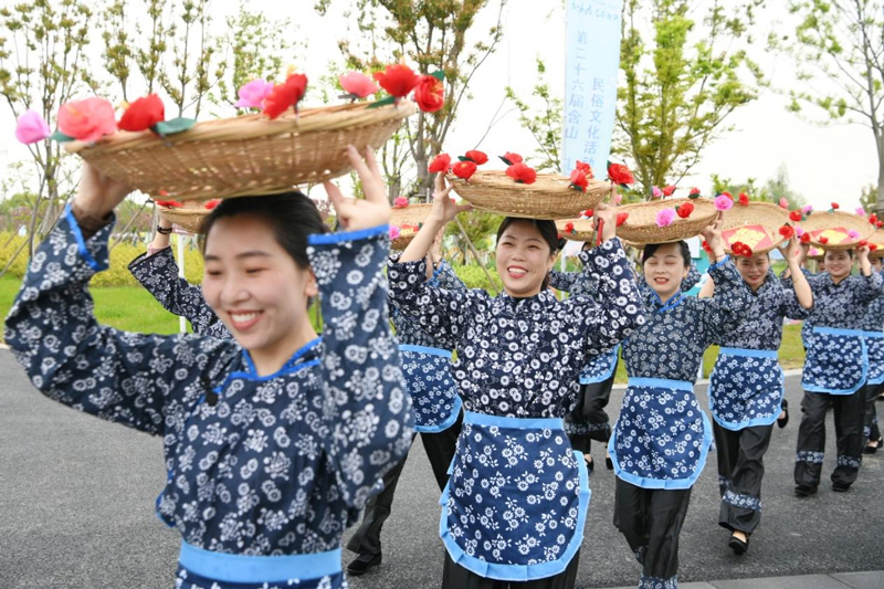 湖州南浔举行第二十六届含山“轧蚕花”民俗文化活动