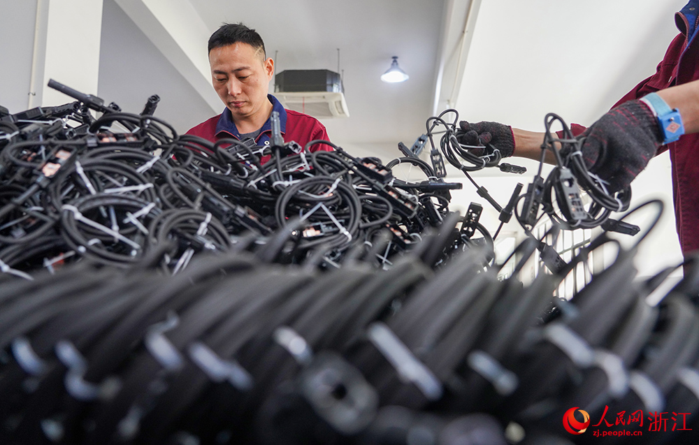 在浙江省慈溪市外貿企業生產車間，工人忙著趕制訂單產品。人民網 章勇濤攝