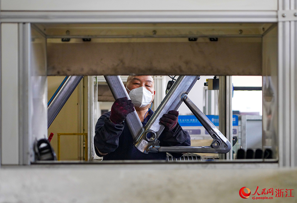 在浙江省慈溪市外貿企業生產車間，工人忙著趕制訂單產品。人民網 章勇濤攝