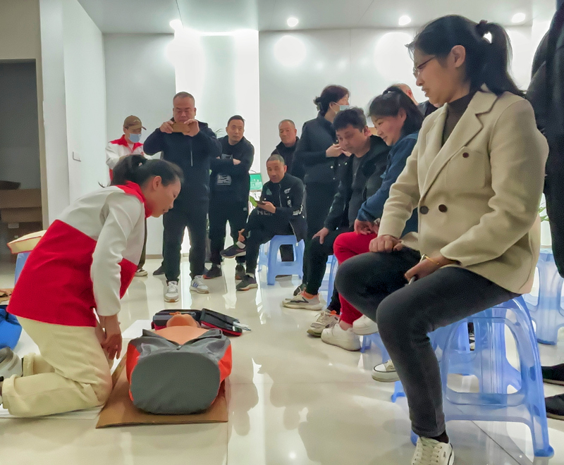 温州红十字会老师开展应急救护知识培训。苏晶晶/摄