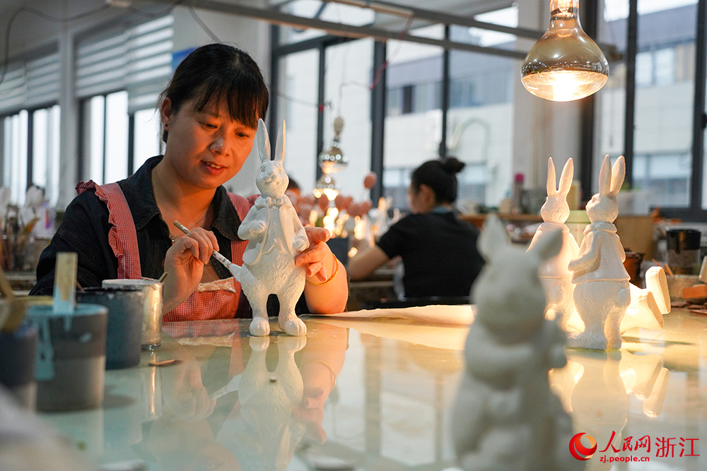 4月17日，在浙江省台州市黃岩區一家工藝品企業，工人在趕制工藝品樣品。人民網 章勇濤攝