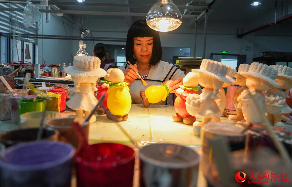 4月17日，在浙江省台州市黃岩區一家工藝品企業，工人在趕制工藝品樣品。人民網 章勇濤攝