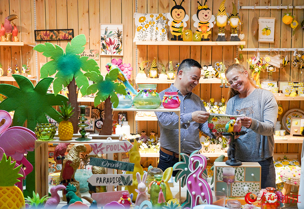 4月17日，在浙江省台州市黄岩区一家工艺品企业，来自德国的客商MAJA（右一）在挑选工艺品。人民网 章勇涛摄