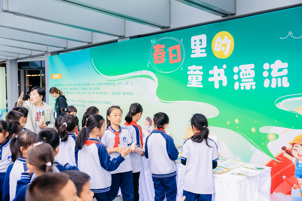 小朋友们带上童书开启“奇幻漂流”，在共享中感受阅读的快乐。余杭区委宣传部供图