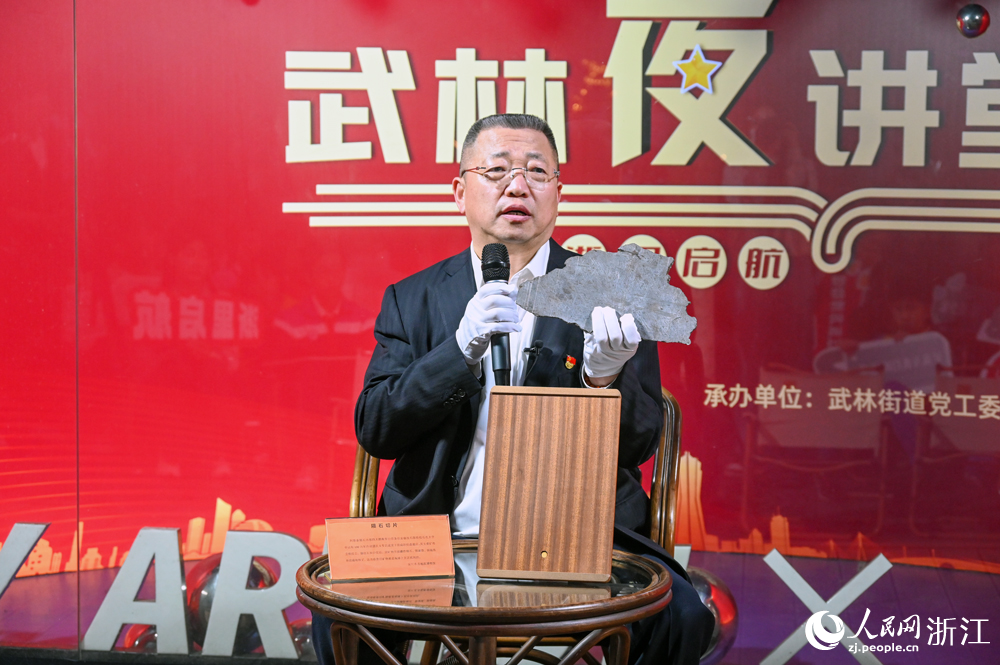 浙江东方博物馆馆长董利华向观众讲述藏品背后的故事。人民网记者 叶宾得摄