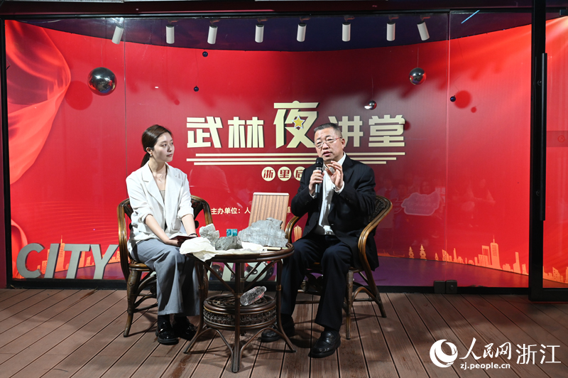 浙江東方博物館館長董利華講述藏品背后的故事和地球生態保護知識。人民網記者 葉賓得攝