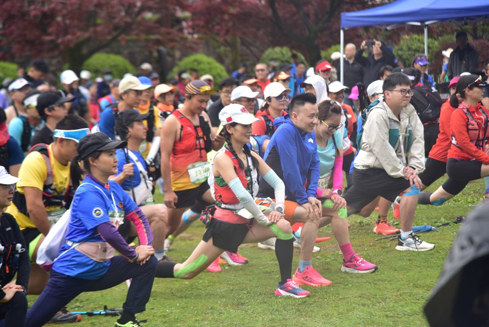 參賽選手正在進行賽前熱身。四明山鎮供圖