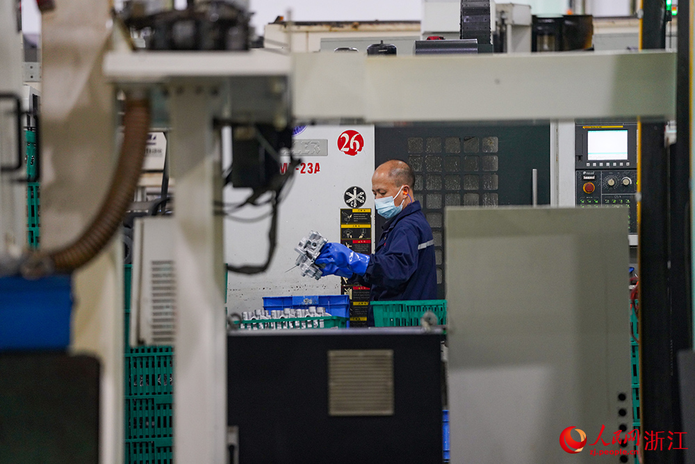 工人在生产线上赶制订单。人民网 章勇涛摄