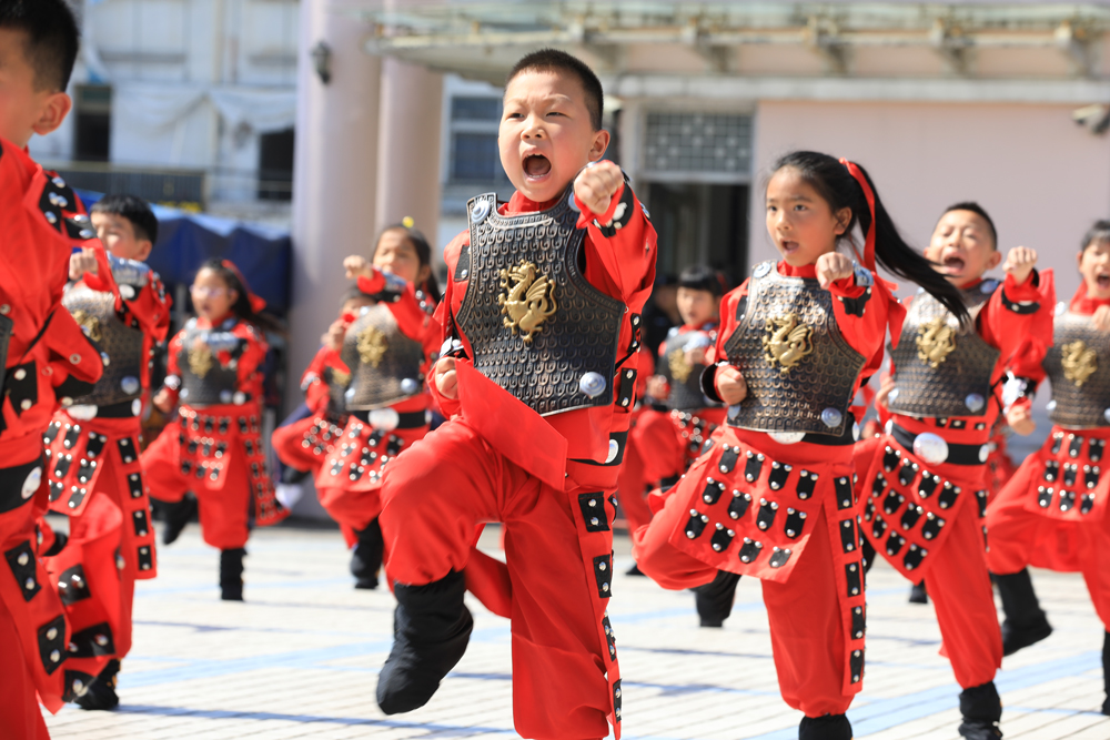 學生在體育老師帶領下練習慈北金栲拳。觀海衛鎮供圖