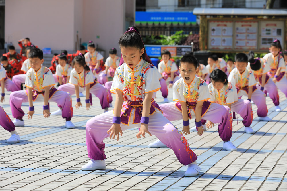 學生在體育老師帶領下練習慈北金栲拳。觀海衛鎮供圖